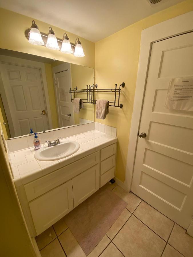 Private Large La Bedroom W Private Half-bathroom - Ac - Wifi - Private Fridge Near Usc - Exposition Park - Usc Memorial Coliseum - Banc Of California Stadium - Downtown Dtla - University Of Southern California Usc! Privatunterkunft *