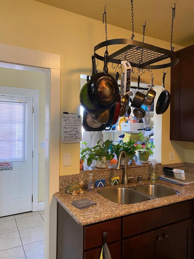Private Large La Bedroom W Private Half-bathroom - Ac - Wifi - Private Fridge Near Usc - Exposition Park - Usc Memorial Coliseum - Banc Of California Stadium - Downtown Dtla - University Of Southern California Usc! Privatunterkunft Los Angeles